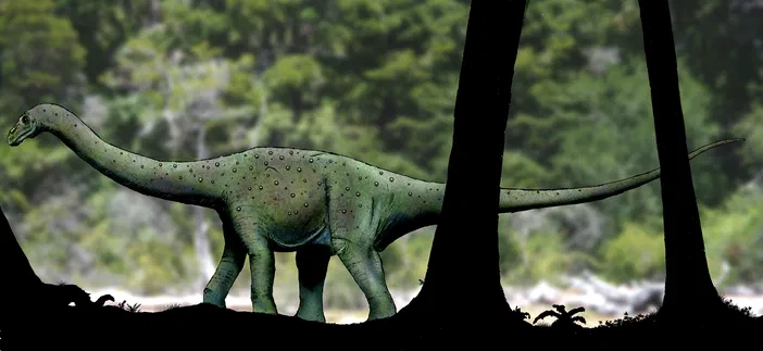 Représentation d'un Petrobrasaurus puestohernandezi dans un paysage forestier.